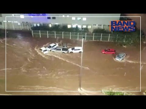 Chuva inunda ruas e deixa motoristas ilhados em Uberlândia