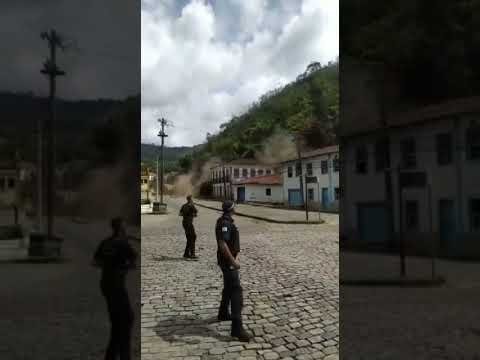 Deslizamento de terra destrói casarão histórico em Ouro Preto.