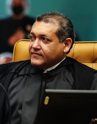 Dos 11 juízes do STF, este é o segundo que foi indicado pelo presidente Bolsonaro. O outro é o piauiense Kassio Nunes Marques, que tomou posse em novembro do ano passado. Atualmente, está com 49 anos. Ele foi aprovado pelo Senado com 57 a  10. 