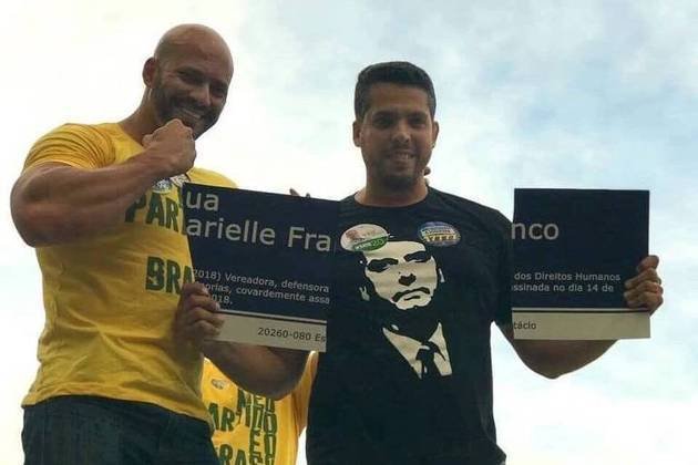 Em campanha, Daniel Silveira posa com placa quebrada da Rua Marielle Franco 