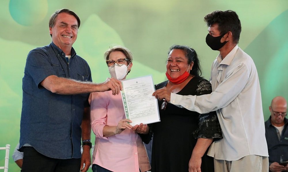 Em maio de 2021, Jair Bolsonaro e a então ministra da Agricultura Tereza Cristina entregam título de propriedade rural a Cristina de Jesus Aguilar Alves e a Gilson Marcio de Siqueira. Fotos Marcos Corrêa/PR