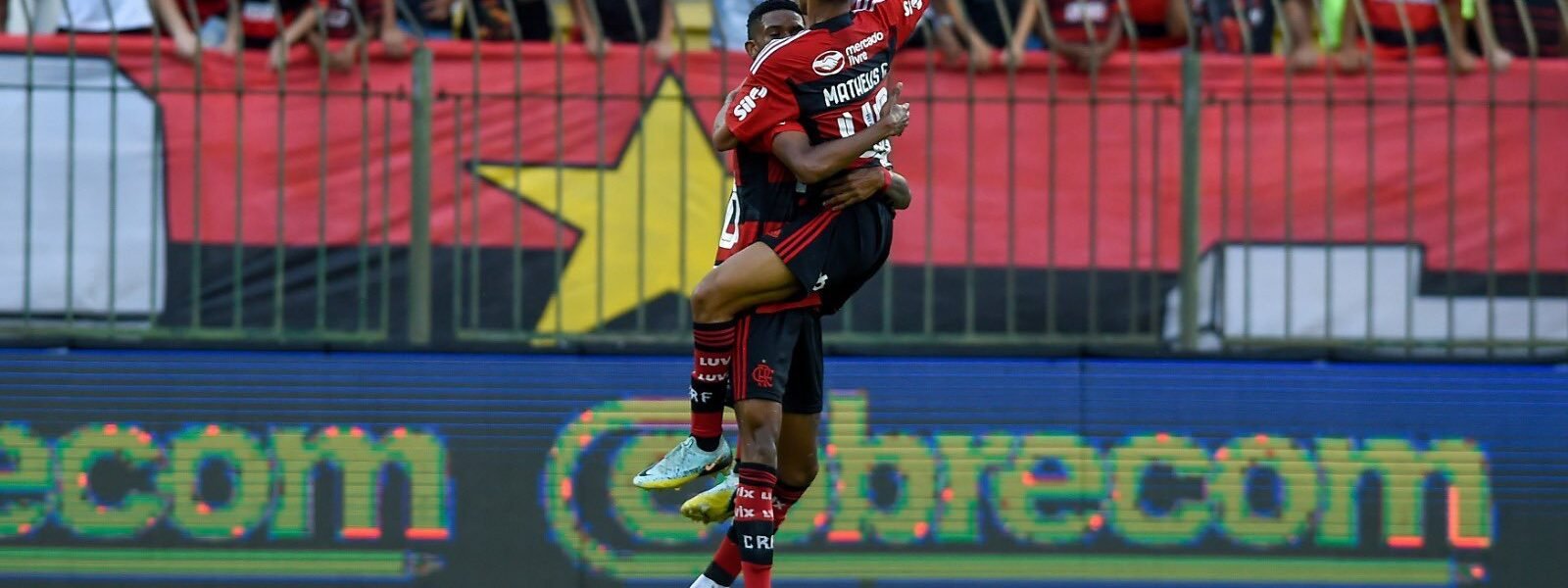 Jovens da base decidem e Flamengo dispara na liderança do Carioca
