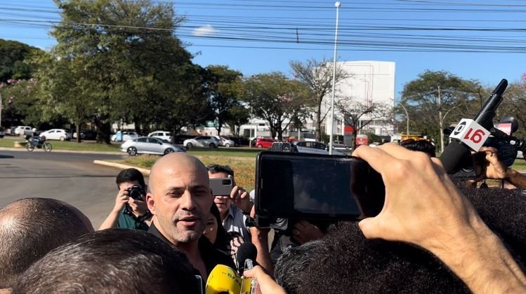 O deputado Daniel Silveira dá entrevista em frente à sede da Polícia Federal, em Brasília, logo após ter tornozeleira eletrônica instalada 
