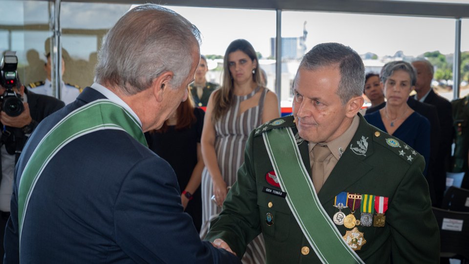 O novo comandante do Exército, general Tomás Paiva, foi cumprimentado pelo ministro da Defesa, José Múcio, na cerimônia.