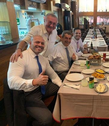 Pouco antes do início do julgamento, Daniel Silveira almoça em um restaurante em Brasília 
