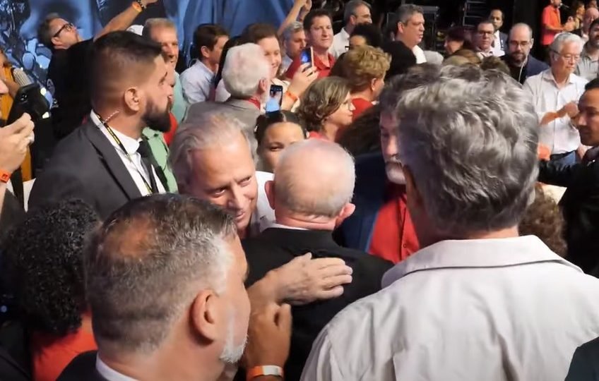 Zé Dirceu abraça Lula durante evento de aniversário do PT nesta segunda feira (13).