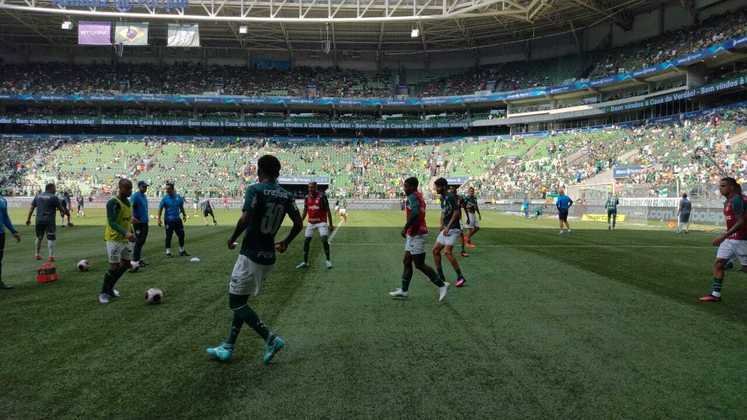 No gramado do Allianz Parque, o time do Palmeiras aquece para a semifinal diante do Ituano