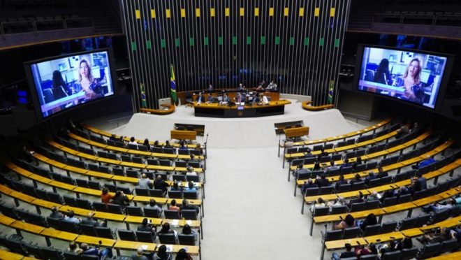 Câmara aprova medida provisória que recria Bolsa Família