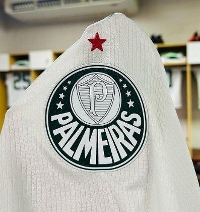 69º colocado: PalmeirasMaior campeão nacional, com 17 conquistas, o alviverde utiliza o escudo desde 1959. O clube passou a colocar em seus uniformes a estrela vermelha acima do símbolo, em referência ao título mundial de 1951