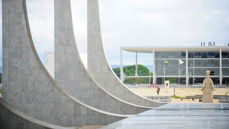 Palácio do Planalto ao fundo, visto do prédio do Supremo Tribunal Federal: governo conta com STF para resolver problema dos precatórios.