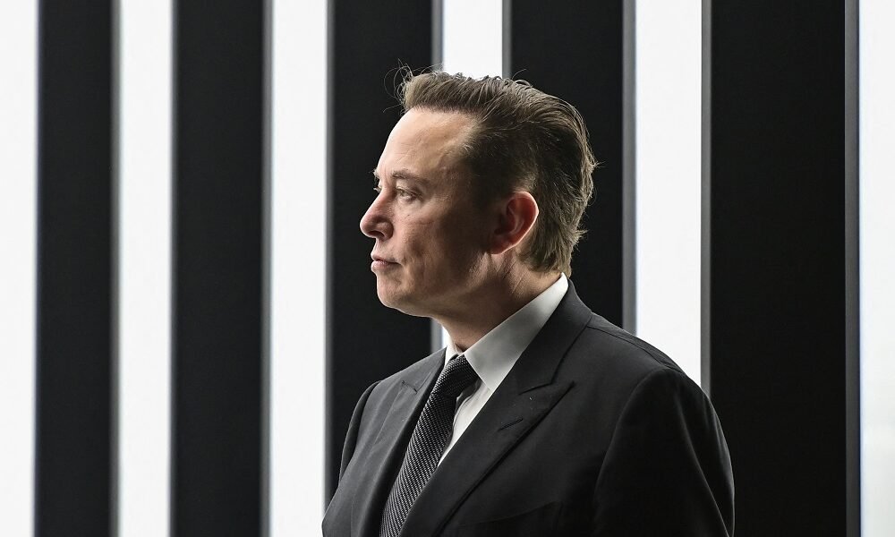 O CEO da Tesla, Elon Musk, participa do início da produção na