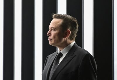 O CEO da Tesla, Elon Musk, participa do início da produção na