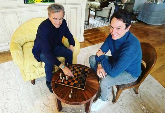 Herdeiro de Bernard Arnault fecha sua primeira aquisição: uma relojoaria suíça de 185 anos