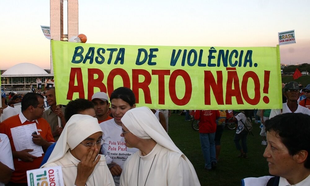 Manifestantes exibem placas e faixas durante protesto contra o aborto em frente ao Congresso Nacional