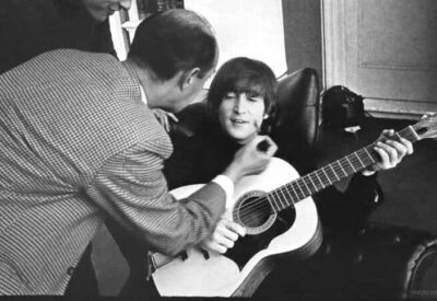 Os acordes do violão de Lennon, desaparecido há mais de 50 anos, voltam a ecoar