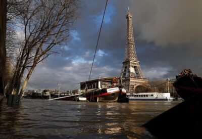 Vista da torre Eiffel em Paris com a cheia do rio Sena no último dia 26