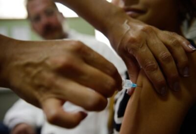 Alunas do Centro de Ensino Fundamental 25, em Ceilândia, são vacinadas contra o papiloma vírus humano