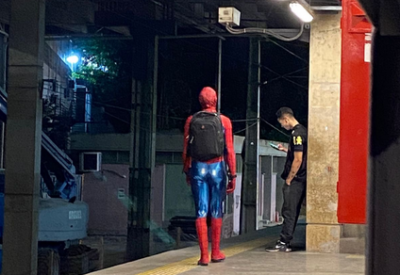 Homem vestido de homem-aranha